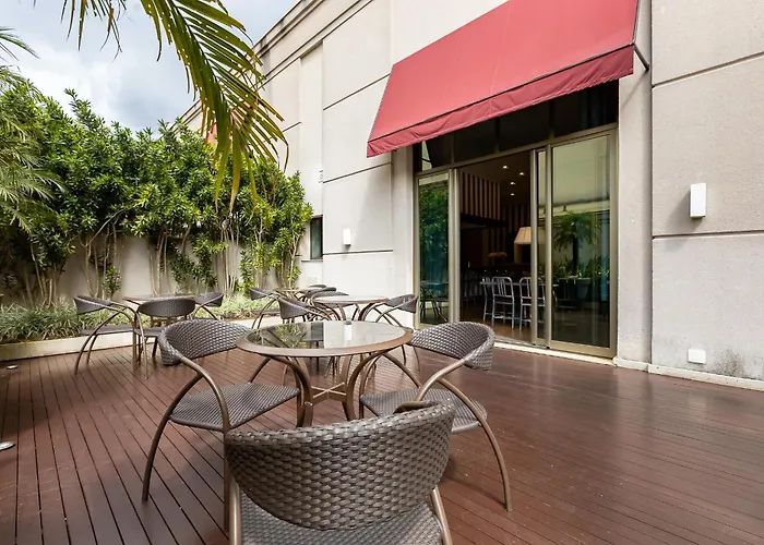 Luxuoso Apt Batel - 4 Minutos do Shopping Pátio Batel c/ Garagem, Piscina, Sauna e Academia
